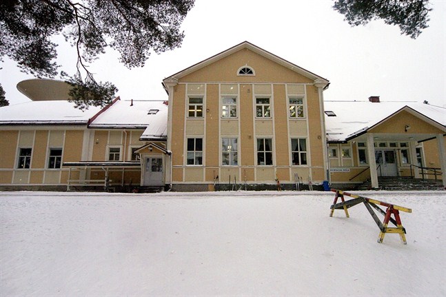 Kållby-Heimbacka skola ligger på Heimbackaleden i Heimbacka i Kållby, så Heimbacka finns ändå kvar på sitt sätt, enligt beredningen.